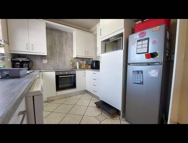 4 BEDROOM HOUSE FOR SALE IN VREDEKLOOF EAST